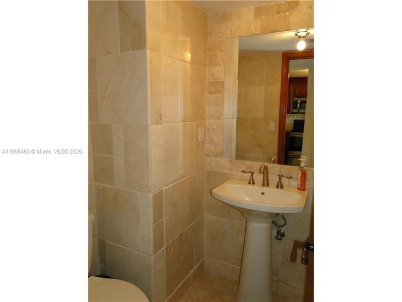 For Rent: $2,200 (1 beds, 2 baths, 1066 Square Feet)