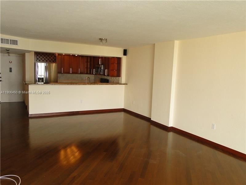 For Rent: $2,200 (1 beds, 2 baths, 1066 Square Feet)