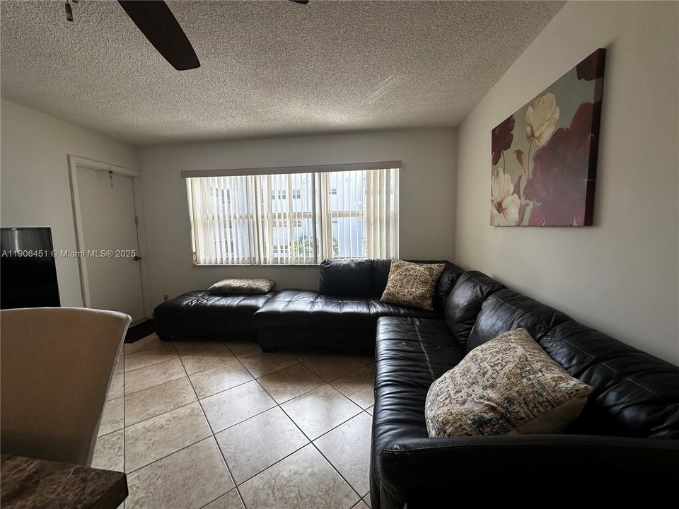 For Rent: $1,550 (1 beds, 1 baths, 770 Square Feet)