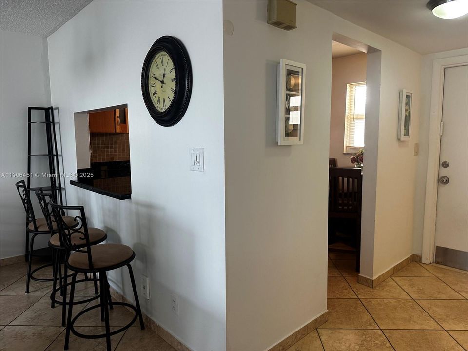 For Rent: $1,550 (1 beds, 1 baths, 770 Square Feet)
