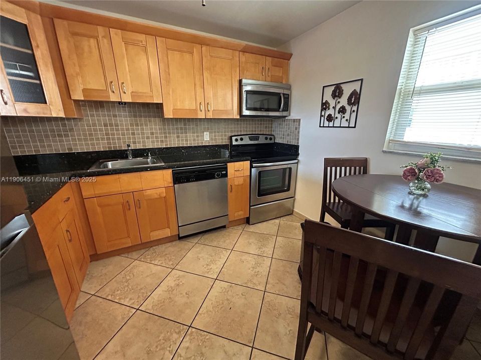 For Rent: $1,550 (1 beds, 1 baths, 770 Square Feet)