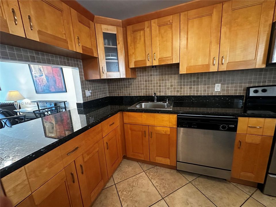 For Rent: $1,550 (1 beds, 1 baths, 770 Square Feet)