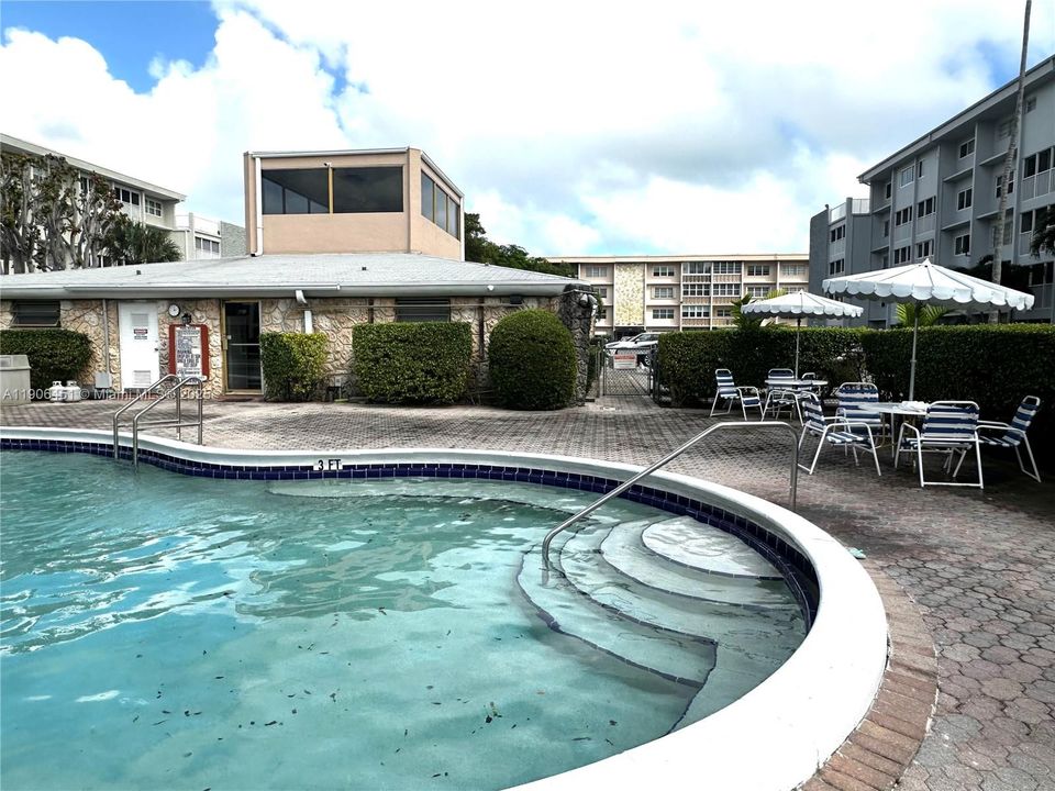 For Rent: $1,550 (1 beds, 1 baths, 770 Square Feet)