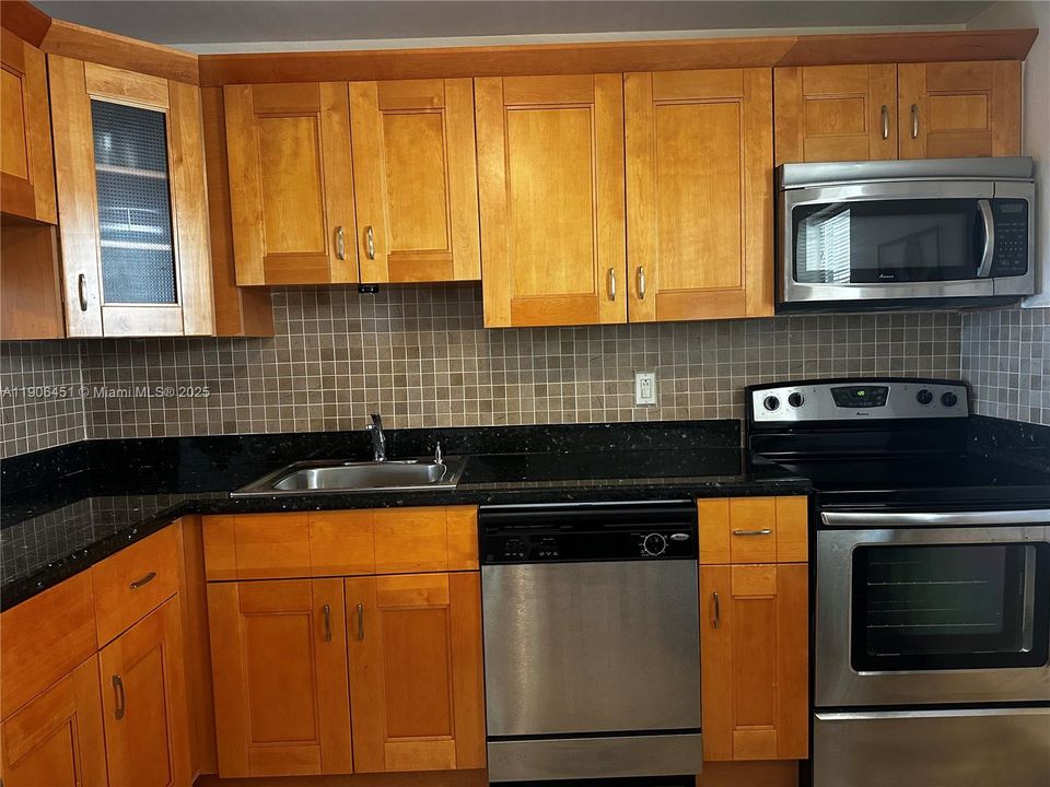 For Rent: $1,550 (1 beds, 1 baths, 770 Square Feet)