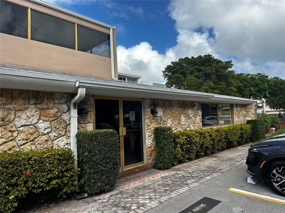 For Rent: $1,550 (1 beds, 1 baths, 770 Square Feet)