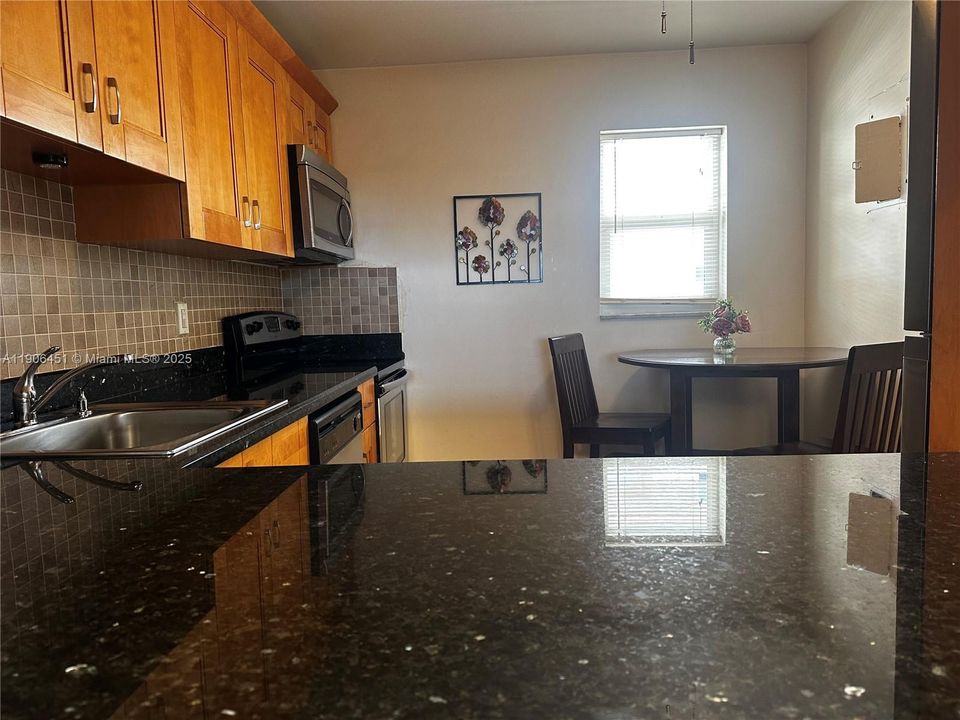 For Rent: $1,550 (1 beds, 1 baths, 770 Square Feet)