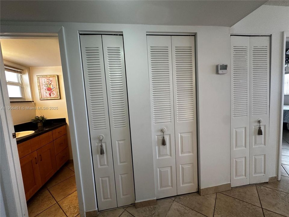 For Rent: $1,550 (1 beds, 1 baths, 770 Square Feet)