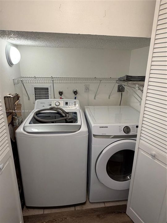 Activo con contrato: $2,700 (3 camas, 2 baños, 1319 Pies cuadrados)