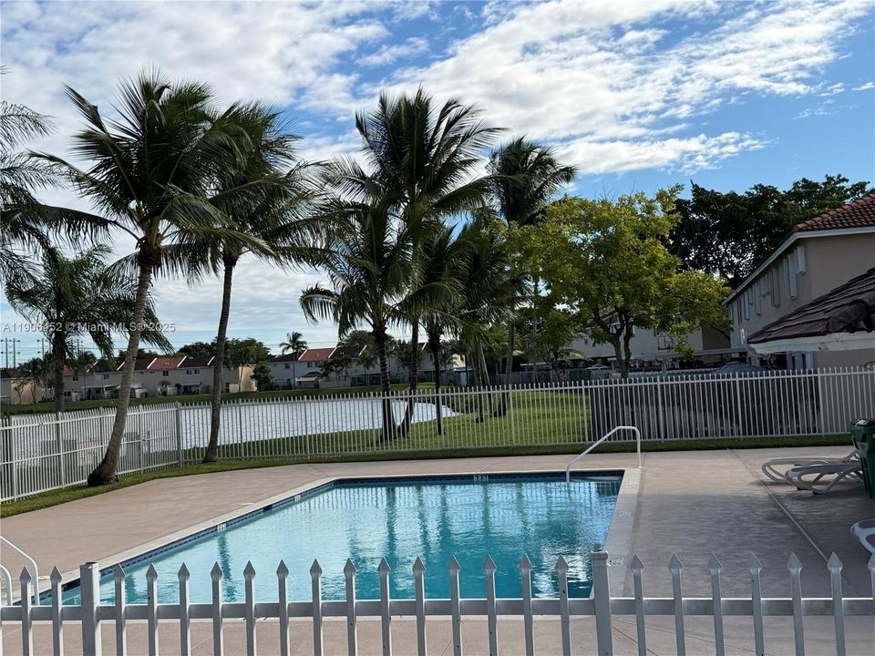 Activo con contrato: $2,700 (3 camas, 2 baños, 1319 Pies cuadrados)