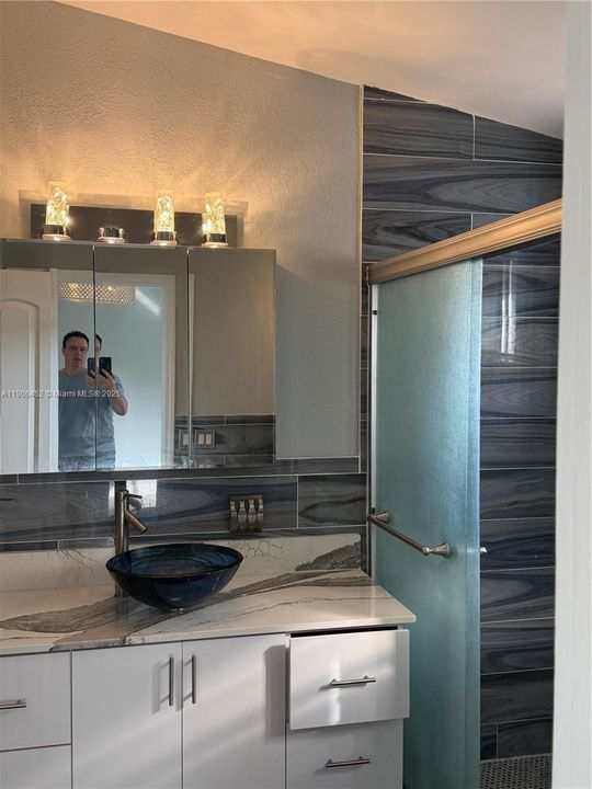 Activo con contrato: $2,700 (3 camas, 2 baños, 1319 Pies cuadrados)