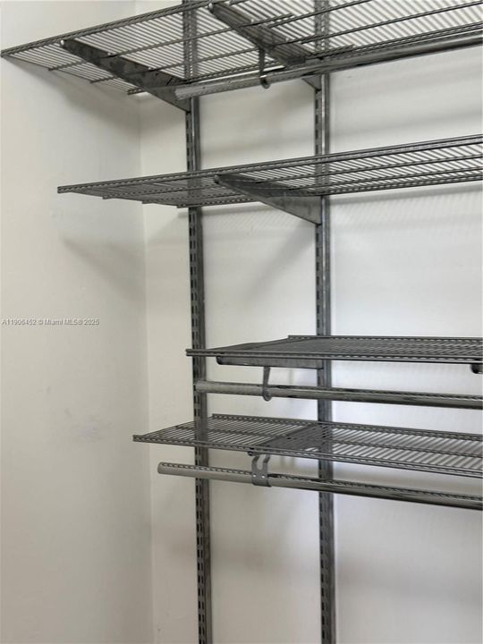 Activo con contrato: $2,700 (3 camas, 2 baños, 1319 Pies cuadrados)