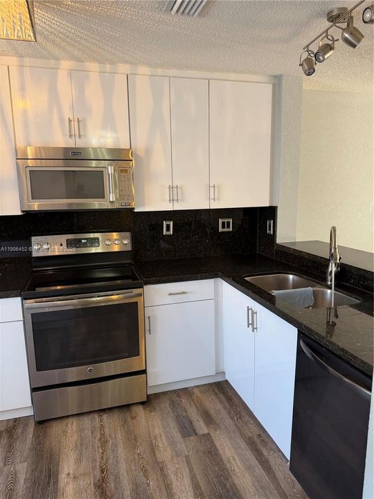 Activo con contrato: $2,700 (3 camas, 2 baños, 1319 Pies cuadrados)