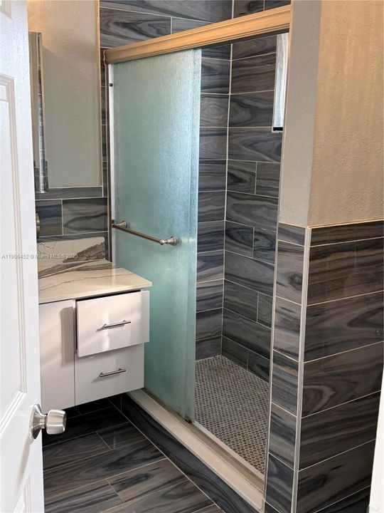 Activo con contrato: $2,700 (3 camas, 2 baños, 1319 Pies cuadrados)