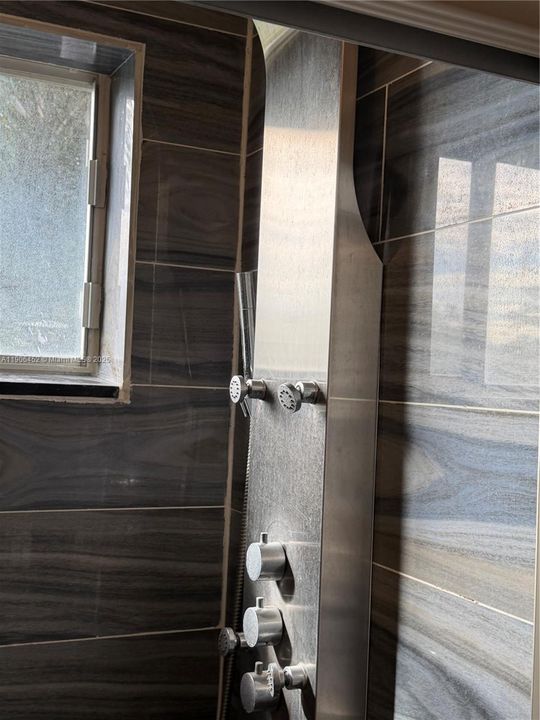 Activo con contrato: $2,700 (3 camas, 2 baños, 1319 Pies cuadrados)