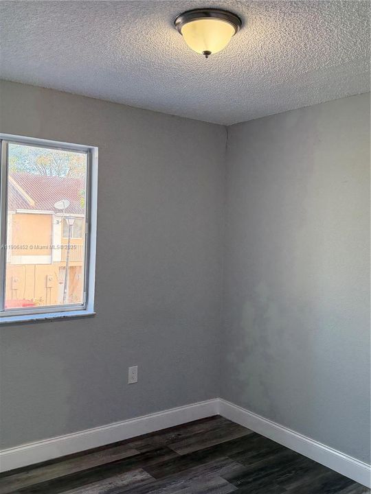 Activo con contrato: $2,700 (3 camas, 2 baños, 1319 Pies cuadrados)