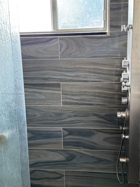 Activo con contrato: $2,700 (3 camas, 2 baños, 1319 Pies cuadrados)