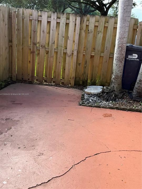 Activo con contrato: $2,700 (3 camas, 2 baños, 1319 Pies cuadrados)