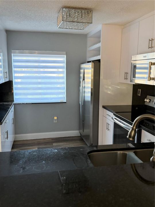 Activo con contrato: $2,700 (3 camas, 2 baños, 1319 Pies cuadrados)