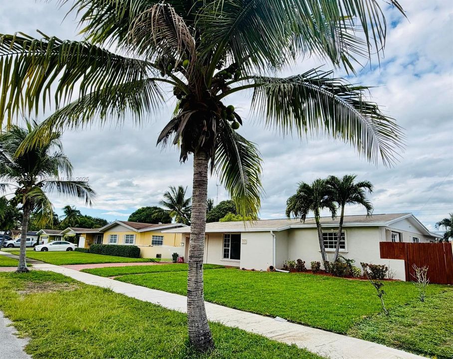 合同活跃: $4,000 (4 贝兹, 2 浴室, 1497 平方英尺)