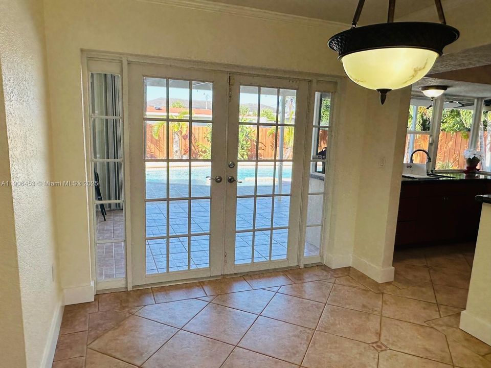 合同活跃: $4,000 (4 贝兹, 2 浴室, 1497 平方英尺)