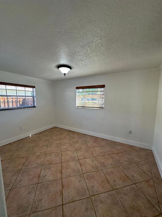 合同活跃: $4,000 (4 贝兹, 2 浴室, 1497 平方英尺)