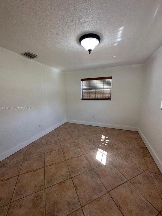 合同活跃: $4,000 (4 贝兹, 2 浴室, 1497 平方英尺)