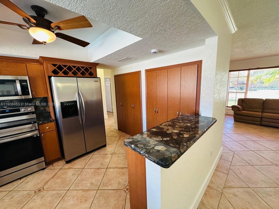 合同活跃: $4,000 (4 贝兹, 2 浴室, 1497 平方英尺)