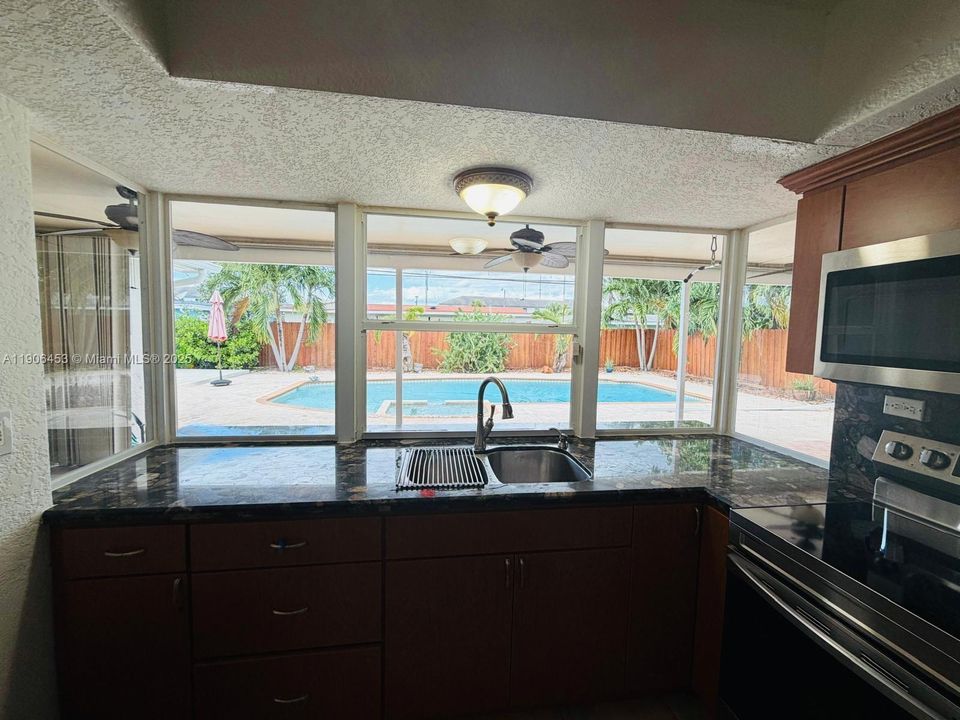 合同活跃: $4,000 (4 贝兹, 2 浴室, 1497 平方英尺)