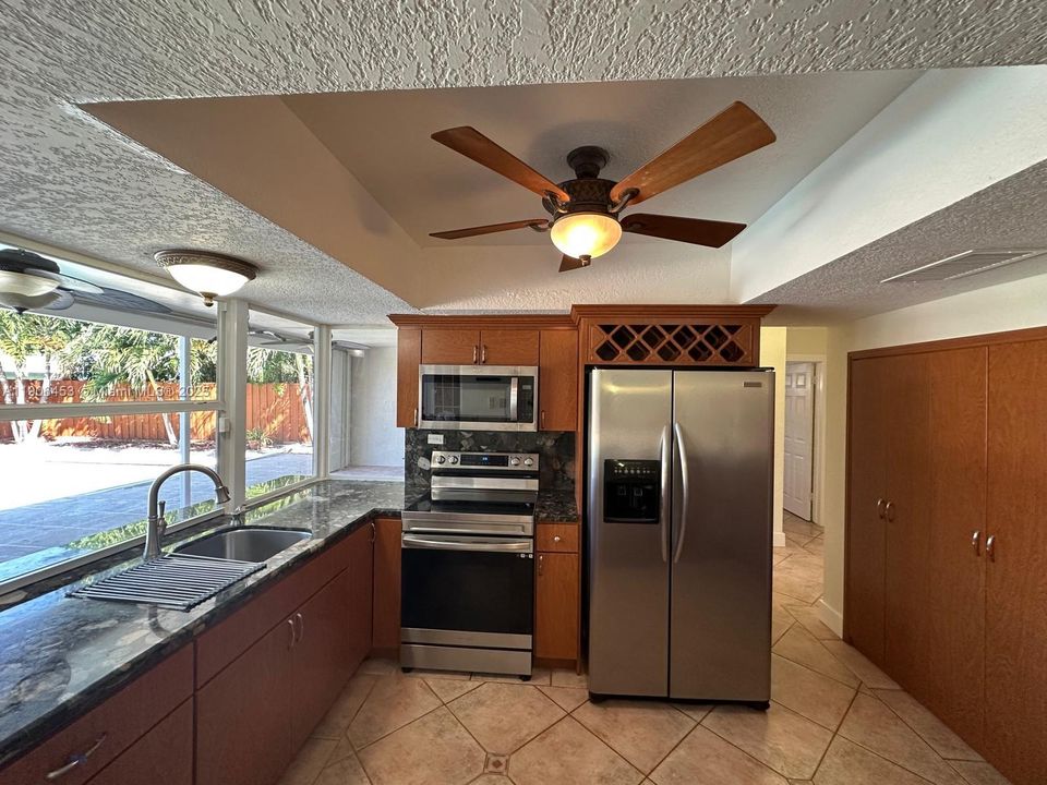 合同活跃: $4,000 (4 贝兹, 2 浴室, 1497 平方英尺)