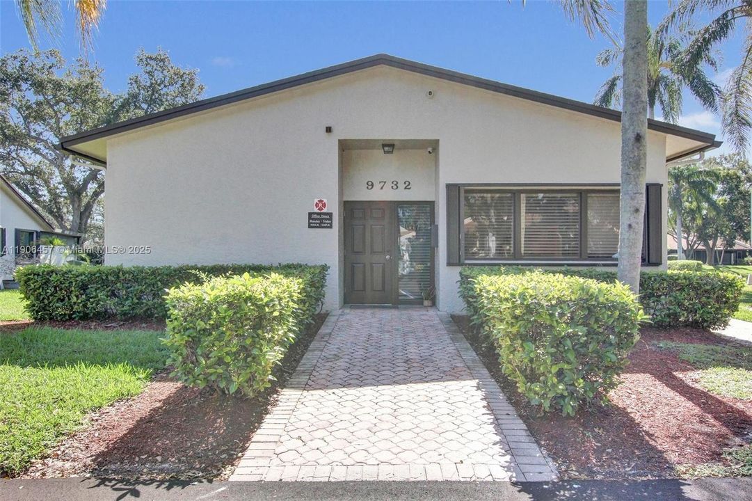 Active With Contract: $410,000 (2 beds, 2 baths, 1169 Square Feet)