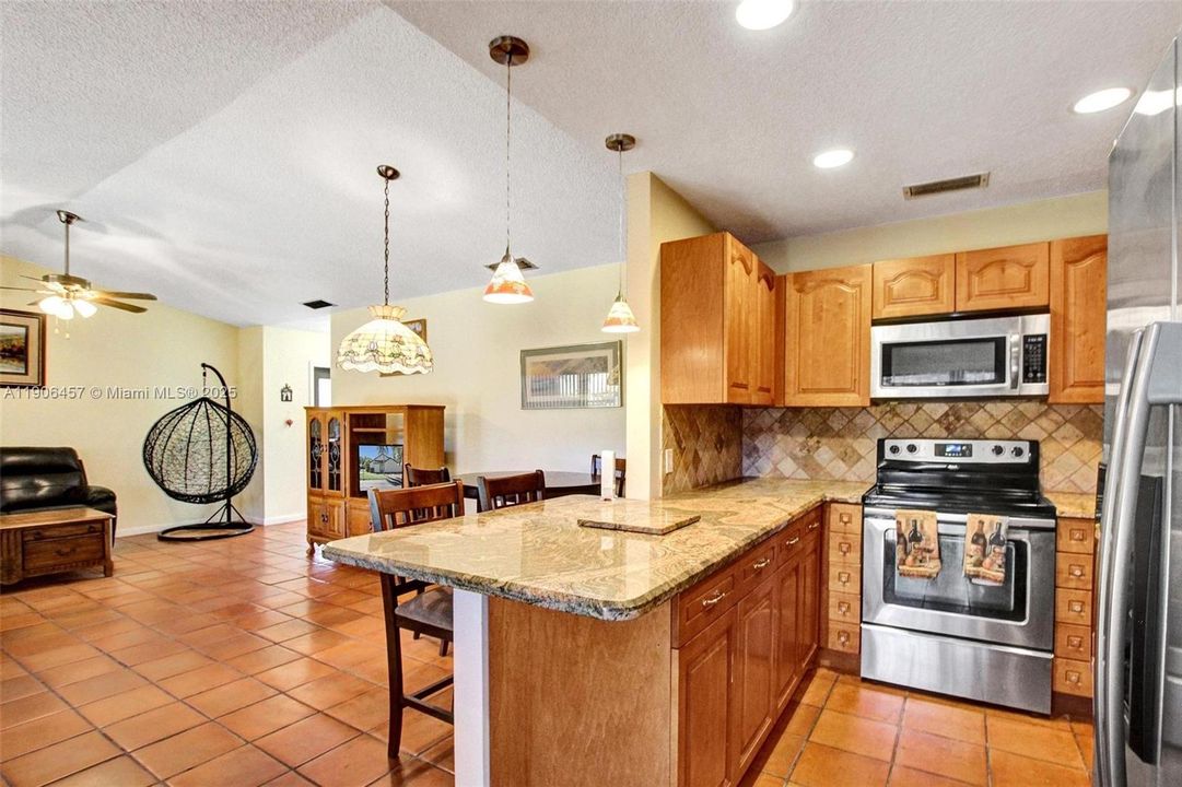 Active With Contract: $410,000 (2 beds, 2 baths, 1169 Square Feet)