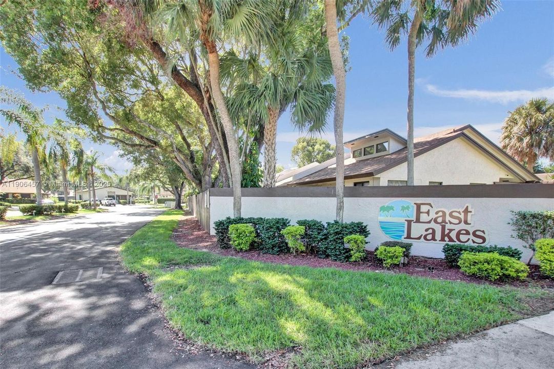 Active With Contract: $410,000 (2 beds, 2 baths, 1169 Square Feet)