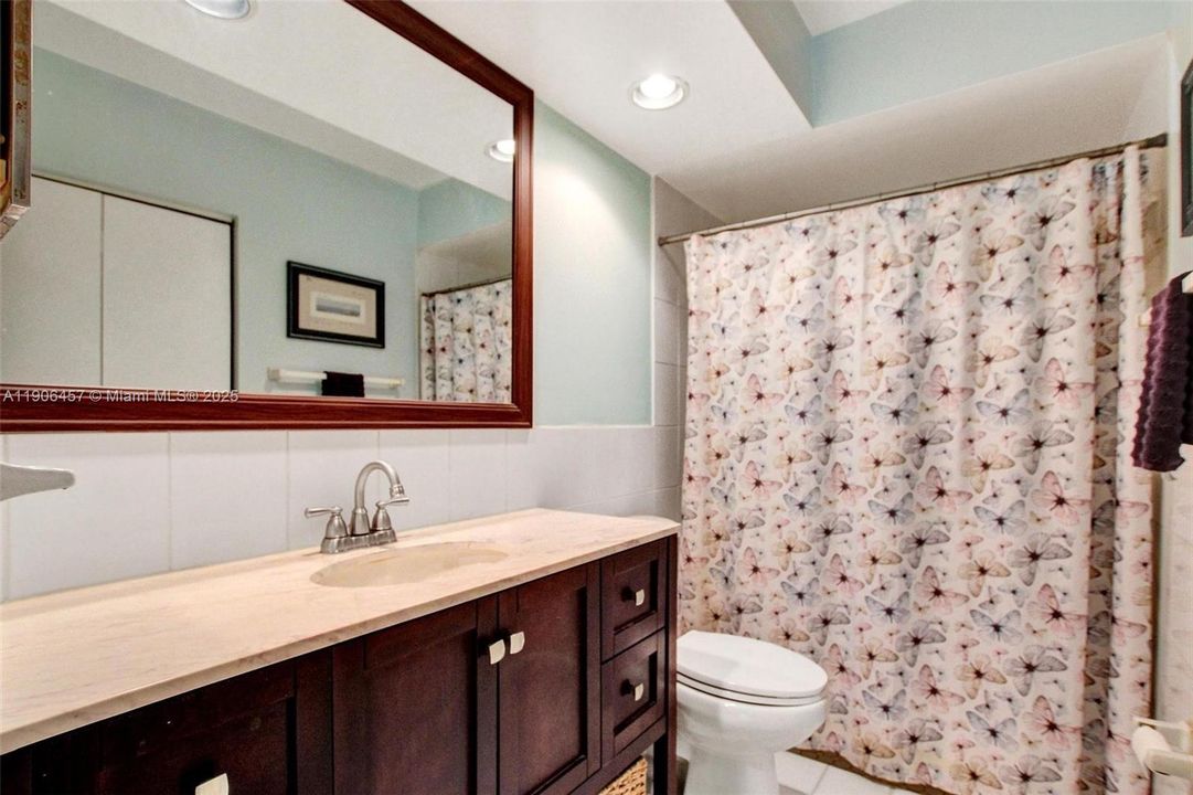 Active With Contract: $410,000 (2 beds, 2 baths, 1169 Square Feet)