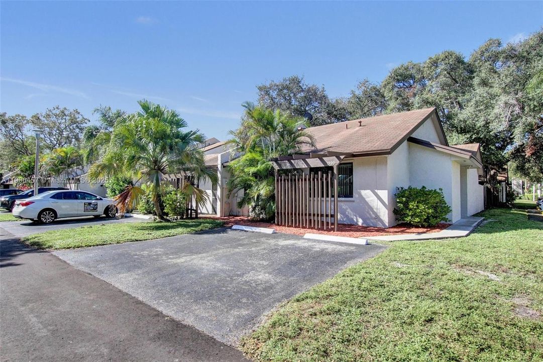 Active With Contract: $410,000 (2 beds, 2 baths, 1169 Square Feet)