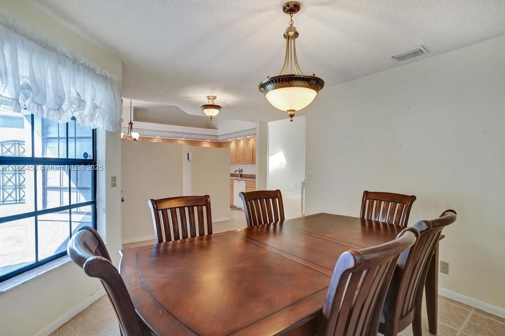 For Sale: $375,000 (3 beds, 2 baths, 1807 Square Feet)