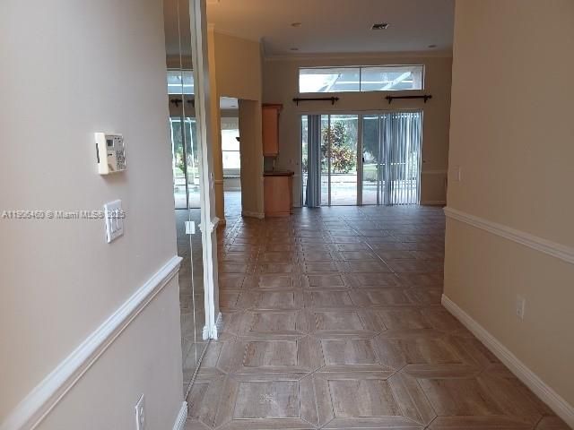 合同活跃: $3,450 (4 贝兹, 2 浴室, 2432 平方英尺)