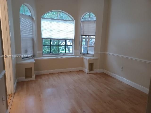 合同活跃: $3,450 (4 贝兹, 2 浴室, 2432 平方英尺)