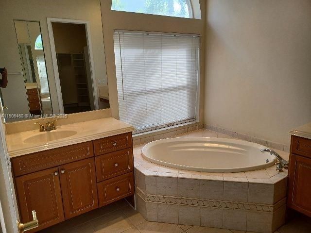 合同活跃: $3,450 (4 贝兹, 2 浴室, 2432 平方英尺)