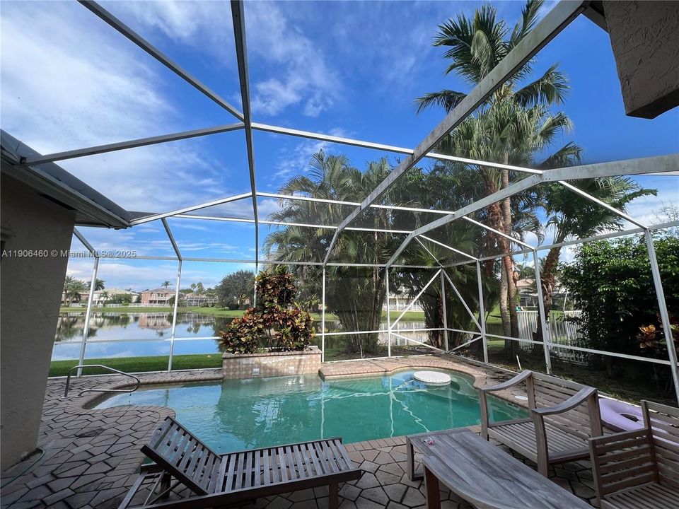 合同活跃: $3,450 (4 贝兹, 2 浴室, 2432 平方英尺)