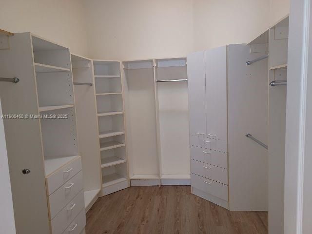 合同活跃: $3,450 (4 贝兹, 2 浴室, 2432 平方英尺)