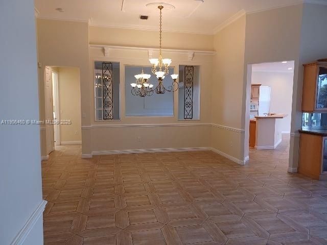 合同活跃: $3,450 (4 贝兹, 2 浴室, 2432 平方英尺)