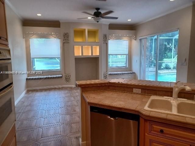 合同活跃: $3,450 (4 贝兹, 2 浴室, 2432 平方英尺)