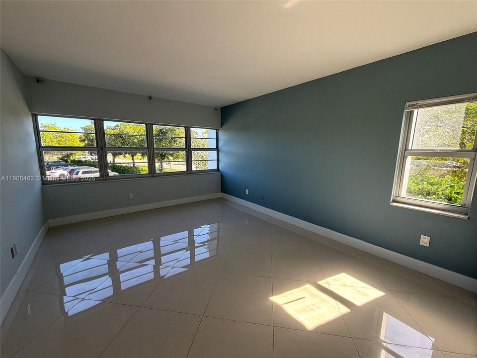 合同活跃: $3,800 (4 贝兹, 2 浴室, 2495 平方英尺)