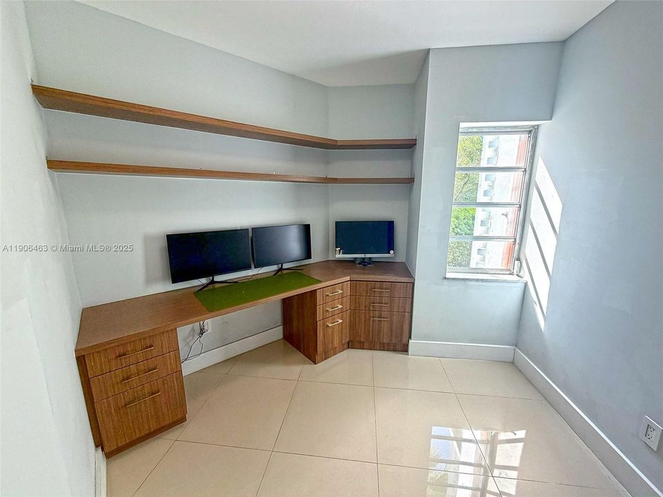 合同活跃: $3,800 (4 贝兹, 2 浴室, 2495 平方英尺)