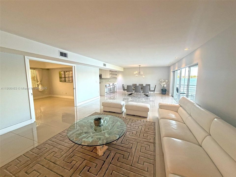 合同活跃: $3,800 (4 贝兹, 2 浴室, 2495 平方英尺)