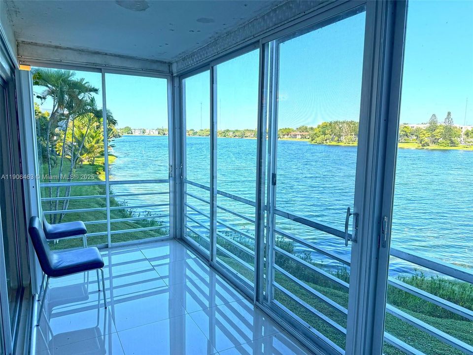 合同活跃: $3,800 (4 贝兹, 2 浴室, 2495 平方英尺)