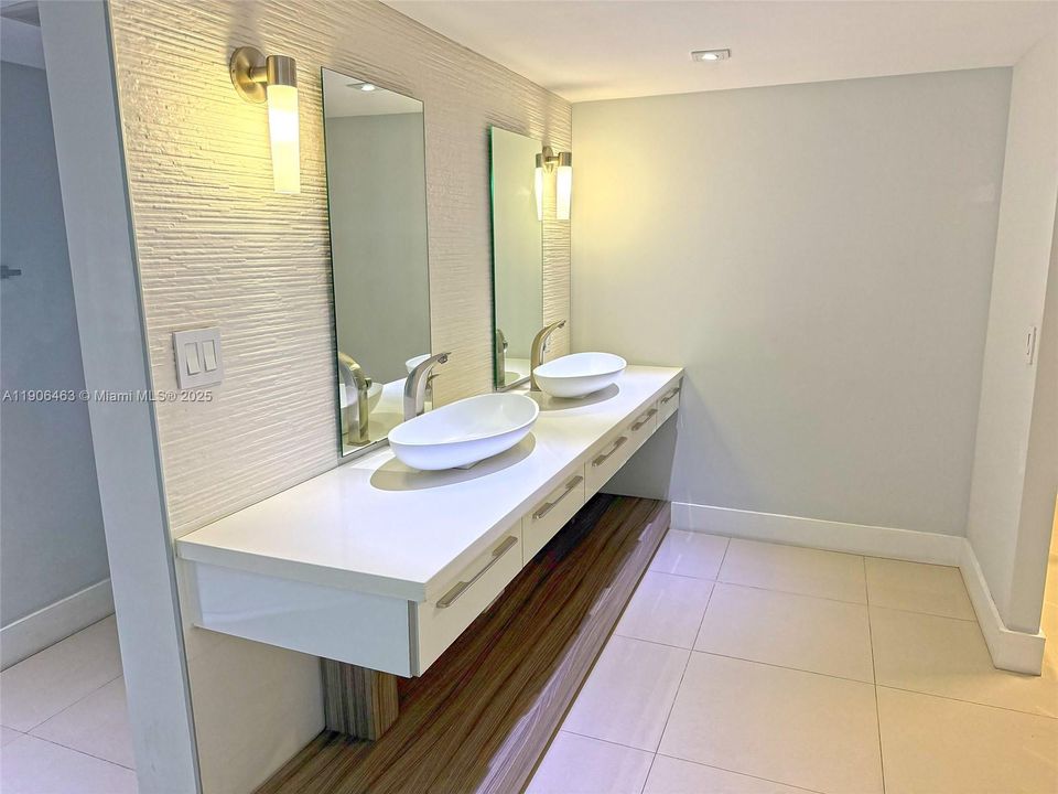 合同活跃: $3,800 (4 贝兹, 2 浴室, 2495 平方英尺)