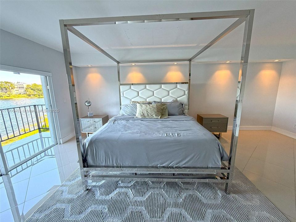 合同活跃: $3,800 (4 贝兹, 2 浴室, 2495 平方英尺)