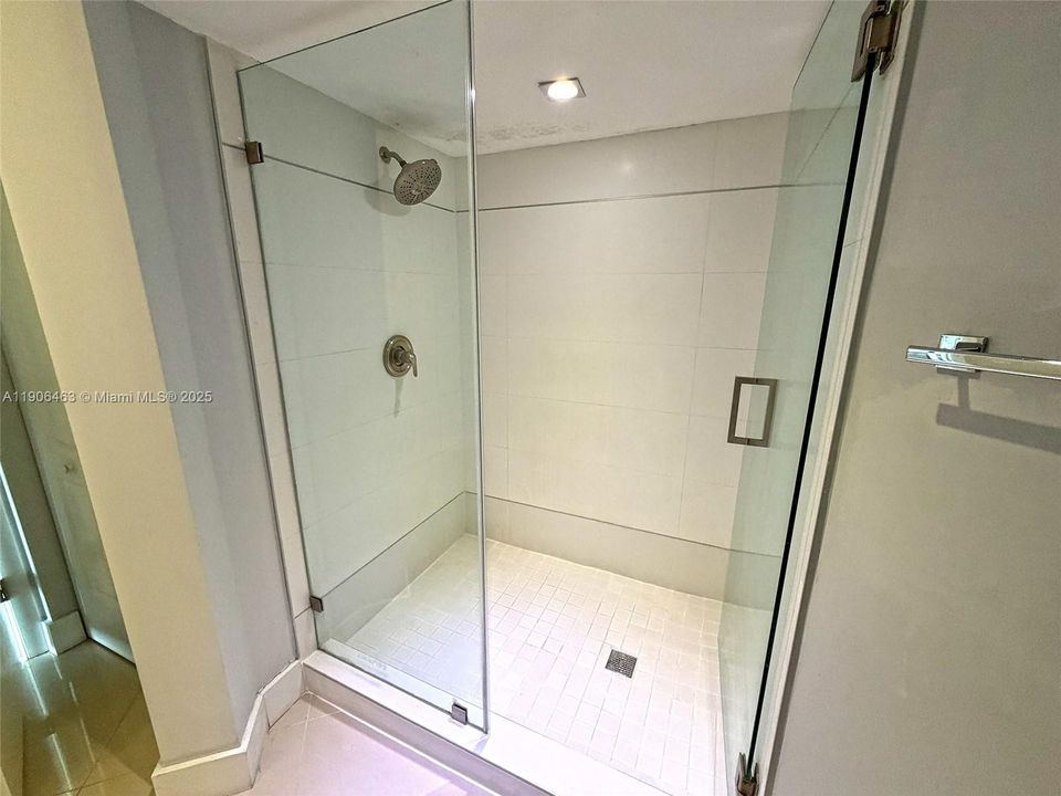 合同活跃: $3,800 (4 贝兹, 2 浴室, 2495 平方英尺)