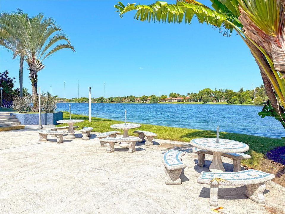 合同活跃: $3,800 (4 贝兹, 2 浴室, 2495 平方英尺)